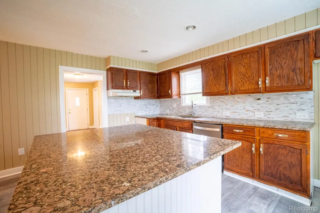 15315 Semrau Avenue Eastpointe City MI 48021