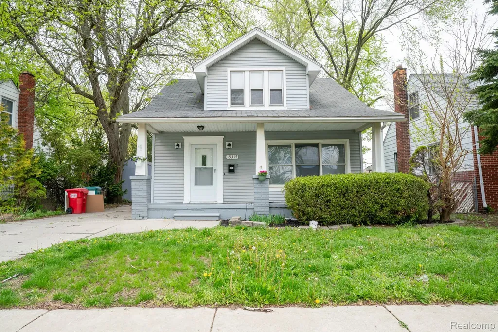 15315 Semrau Avenue Eastpointe City MI 48021