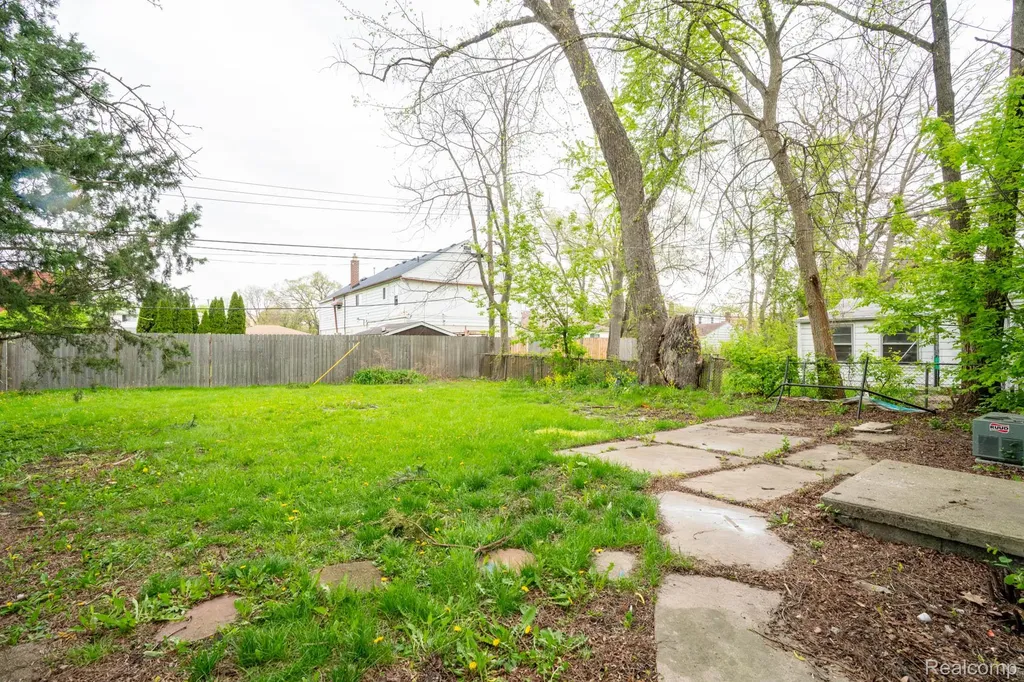 15315 Semrau Avenue Eastpointe City MI 48021