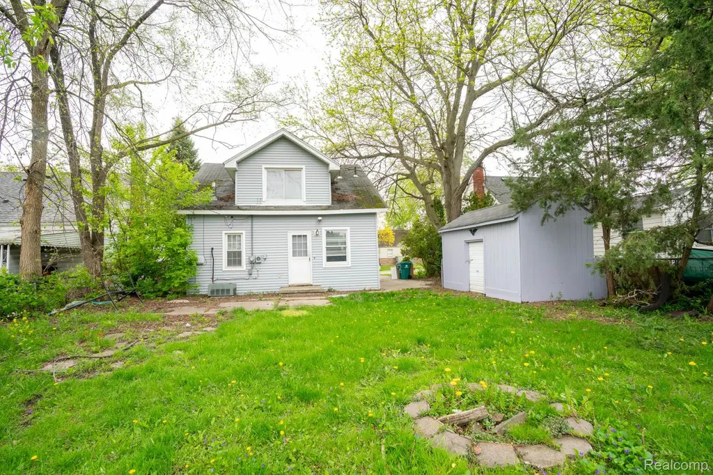 15315 Semrau Avenue Eastpointe City MI 48021