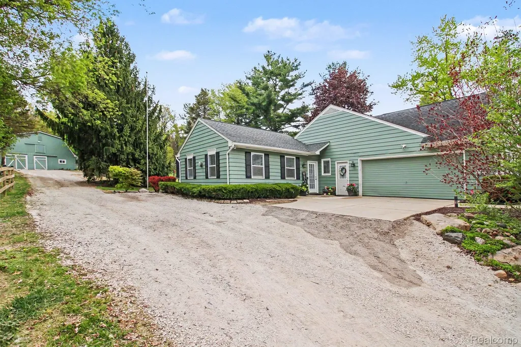 2601 Old Plank Road Milford Charter Township MI 48381