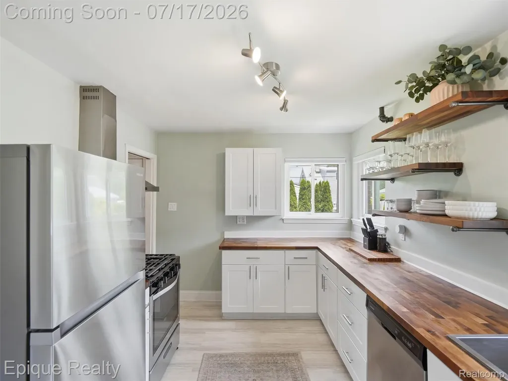 1114 W 13 Mile Road Royal Oak City MI 48073