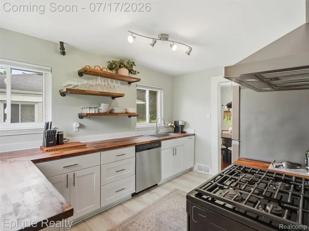 1114 W 13 Mile Road Royal Oak City MI 48073
