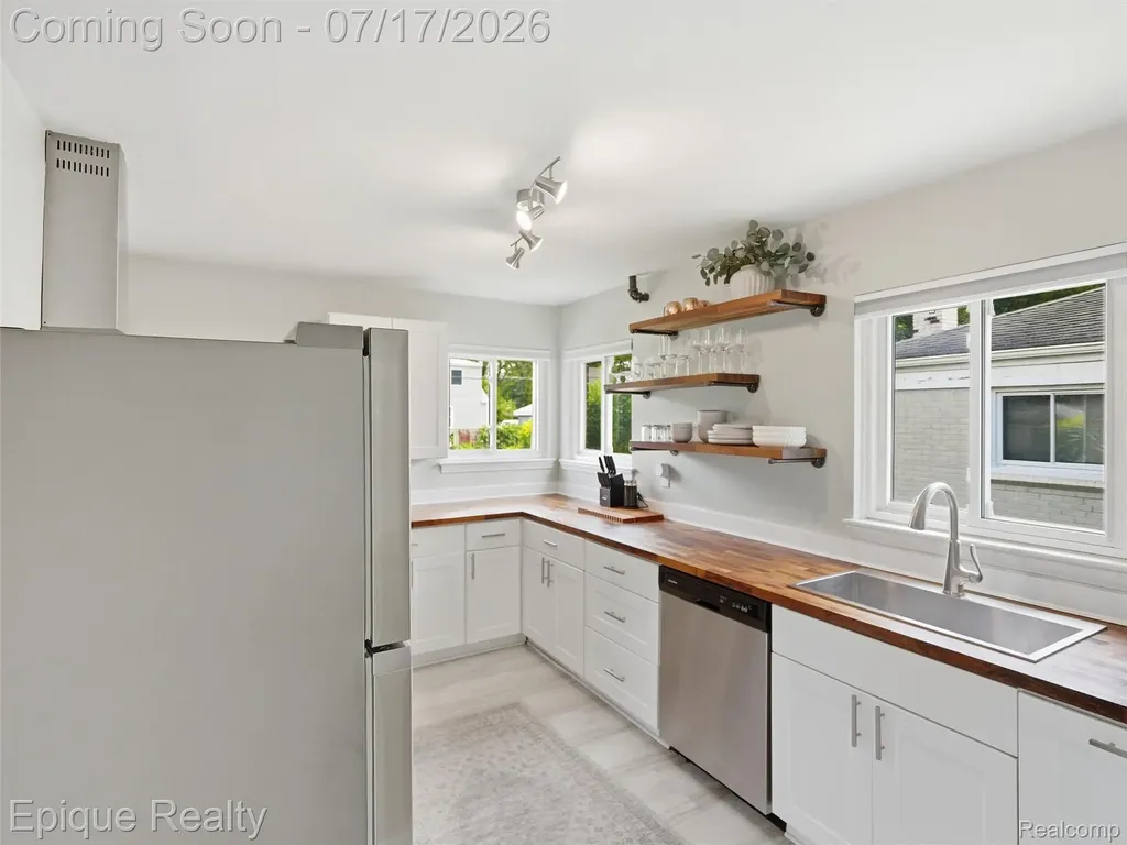 1114 W 13 Mile Road Royal Oak City MI 48073
