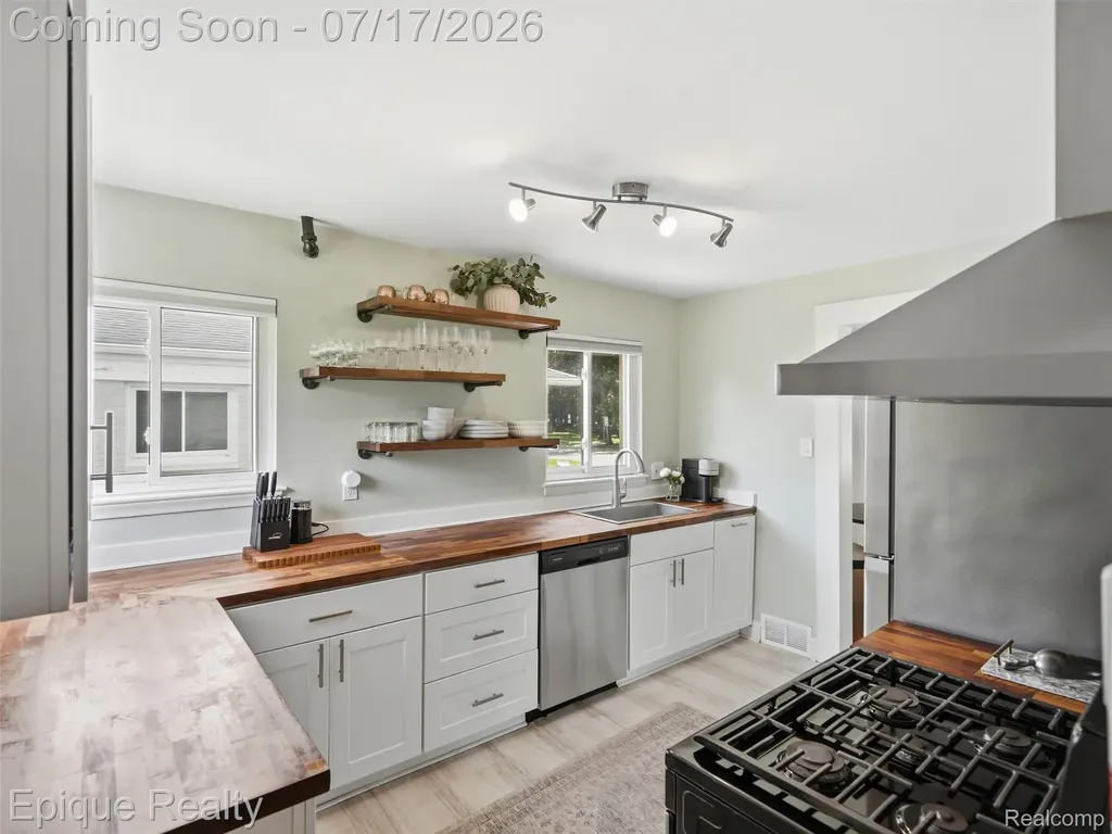 1114 W 13 Mile Road Royal Oak City MI 48073