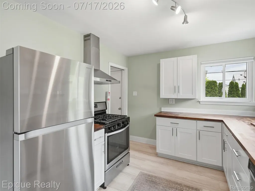 1114 W 13 Mile Road Royal Oak City MI 48073