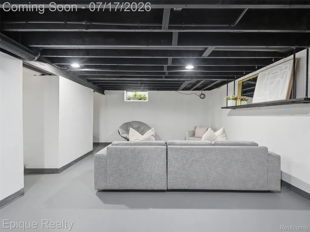 1114 W 13 Mile Road Royal Oak City MI 48073