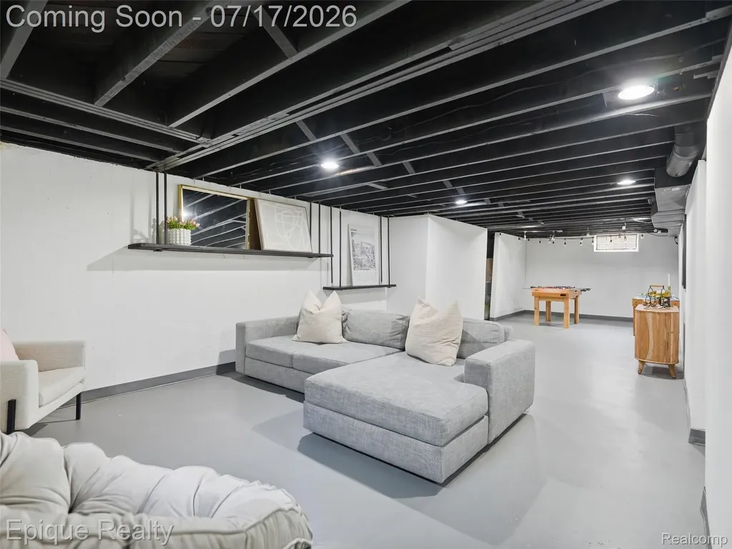 1114 W 13 Mile Road Royal Oak City MI 48073
