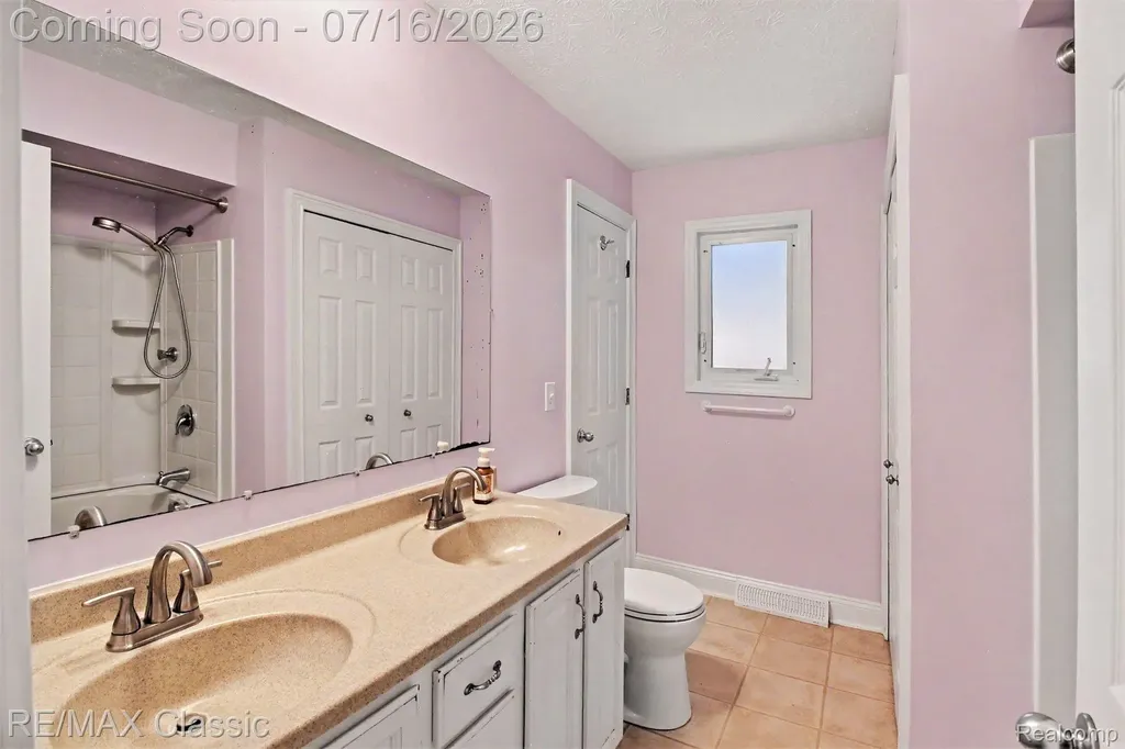 22900 Valerie Street Lyon Charter Township MI 48178
