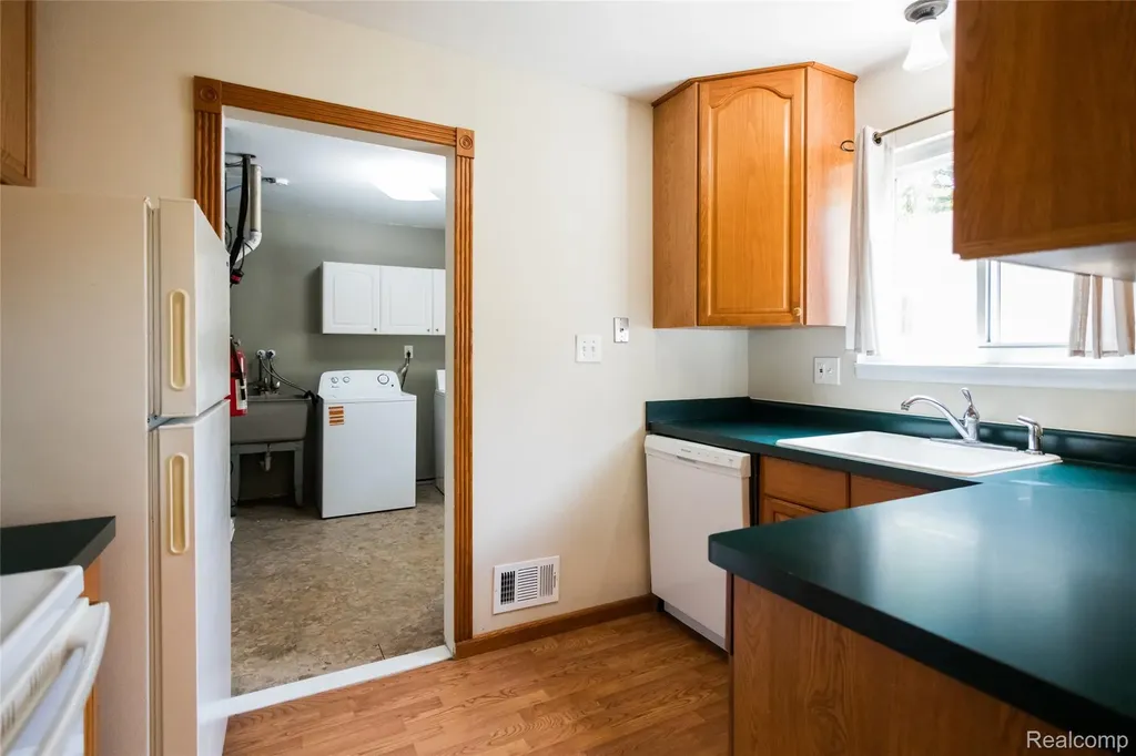27842 Lenox Avenue Madison Heights City MI 48071