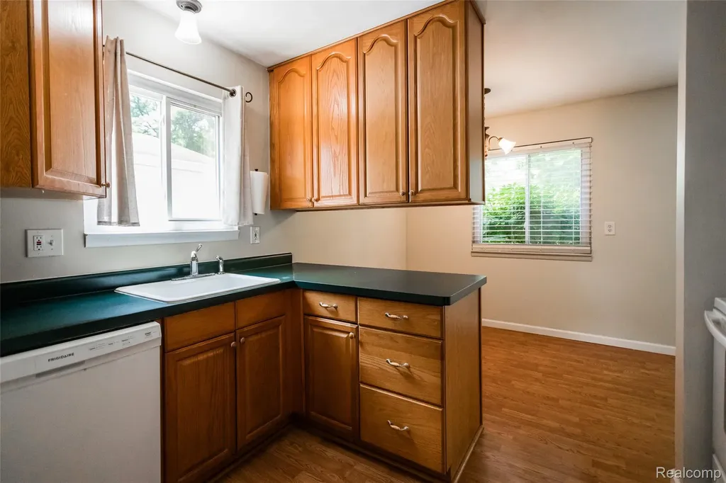 27842 Lenox Avenue Madison Heights City MI 48071