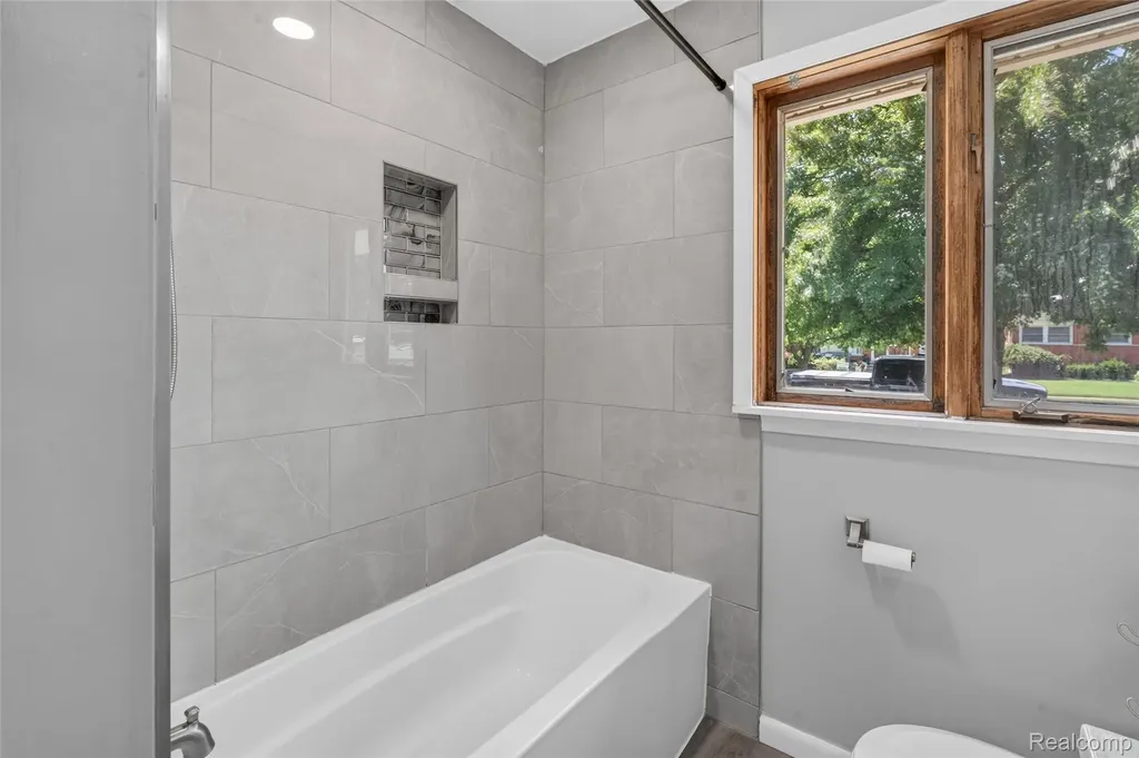 17104 Englewood Avenue Allen Park City MI 48101