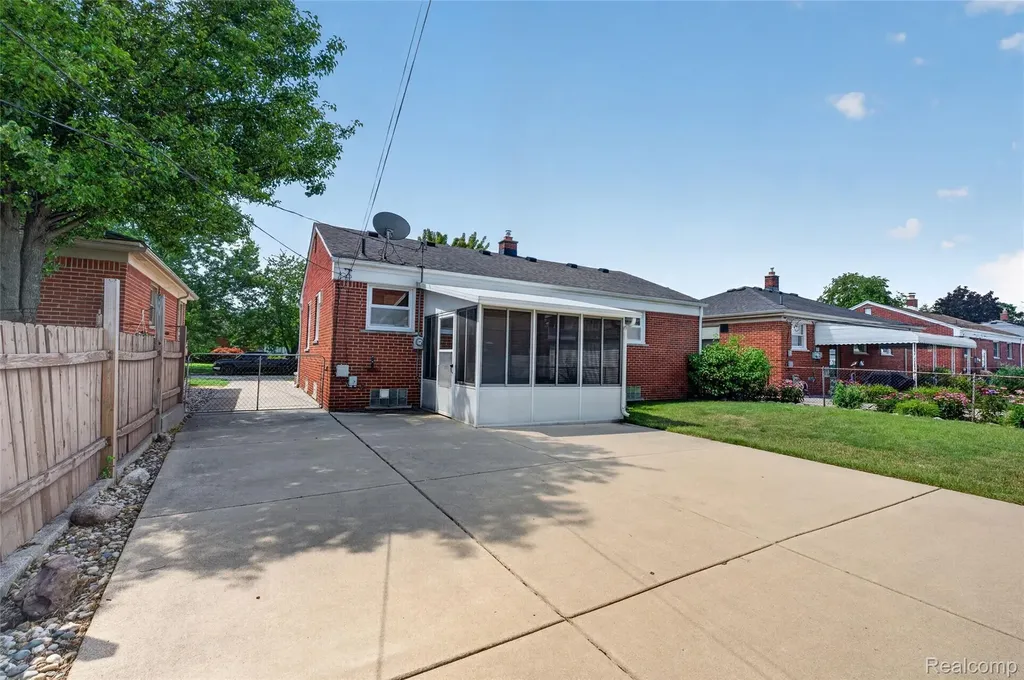 17104 Englewood Avenue Allen Park City MI 48101