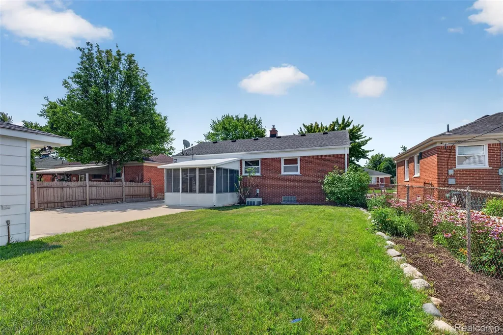 17104 Englewood Avenue Allen Park City MI 48101