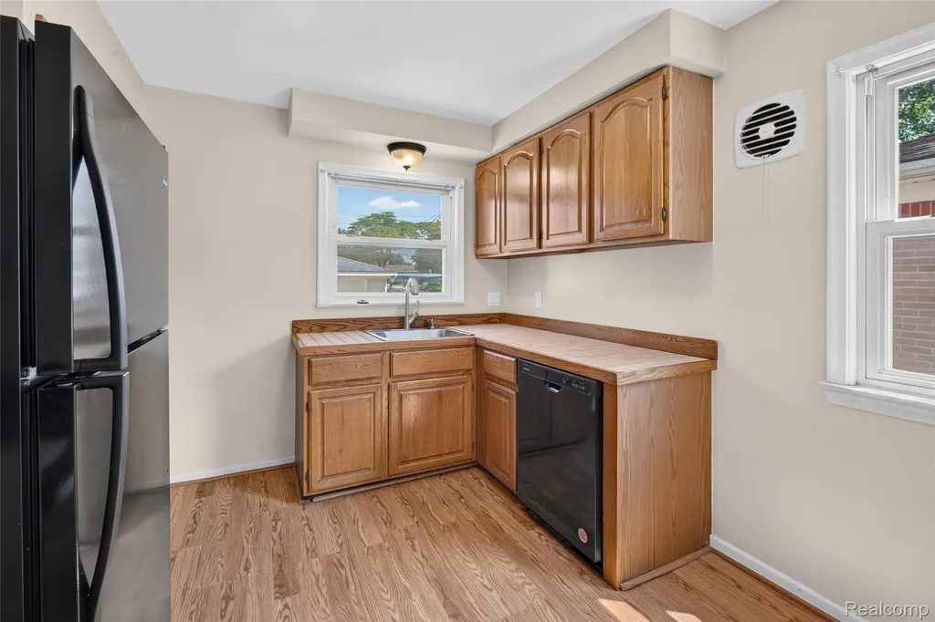 17104 Englewood Avenue Allen Park City MI 48101