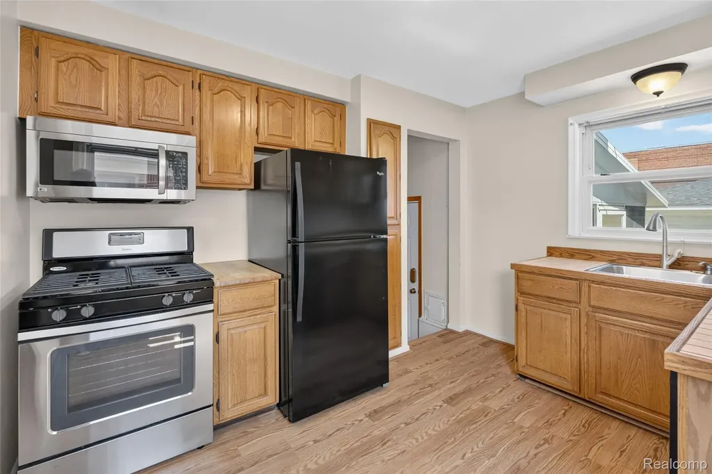 17104 Englewood Avenue Allen Park City MI 48101
