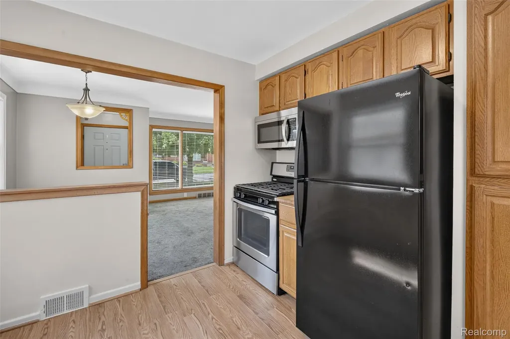 17104 Englewood Avenue Allen Park City MI 48101