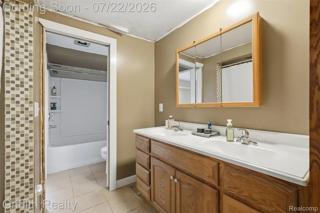 10591 Silver Lake Road Green Oak Township MI 48116