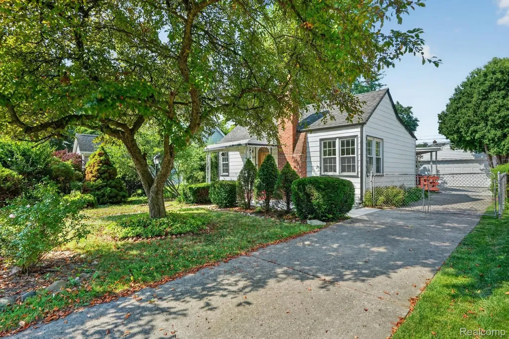 28805 Melvin Street Roseville City MI 48066