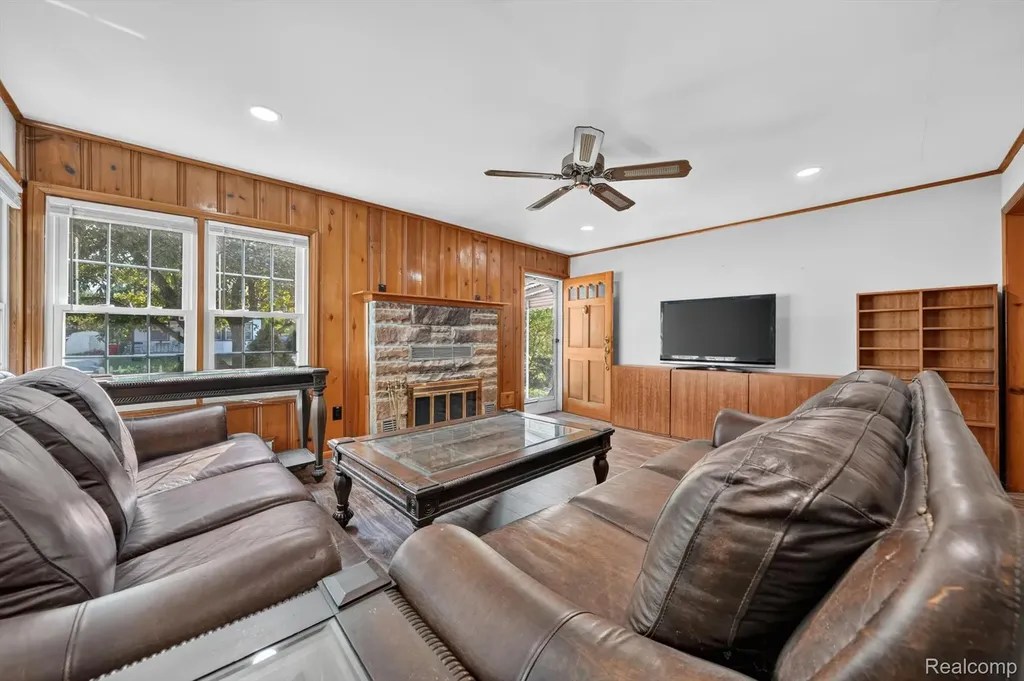 28805 Melvin Street Roseville City MI 48066
