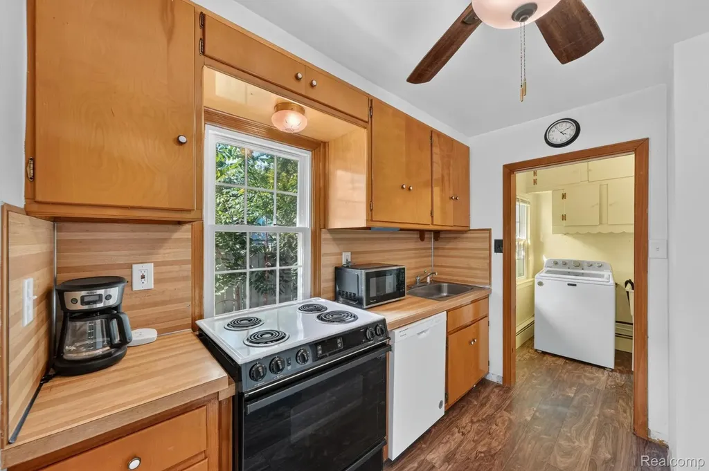 28805 Melvin Street Roseville City MI 48066
