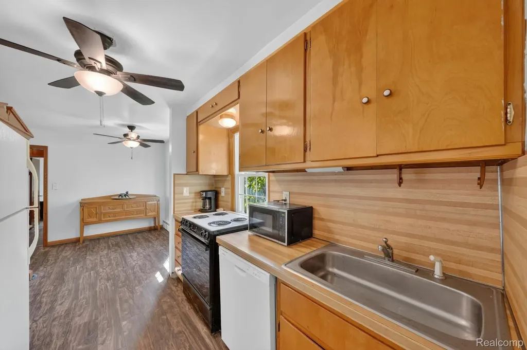 28805 Melvin Street Roseville City MI 48066