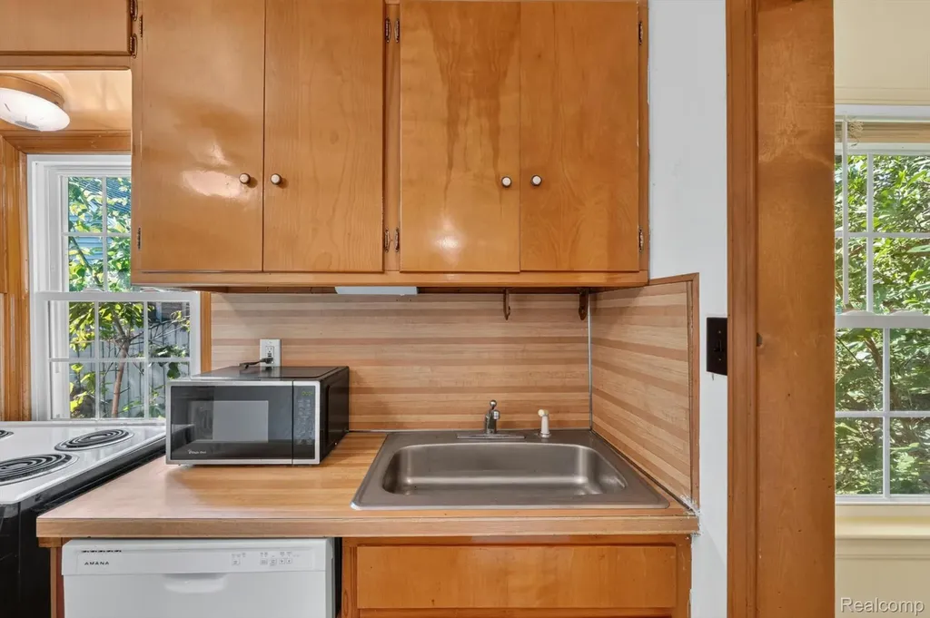 28805 Melvin Street Roseville City MI 48066
