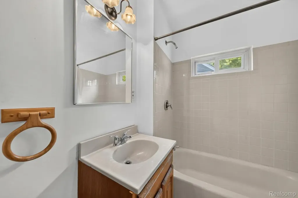 28805 Melvin Street Roseville City MI 48066