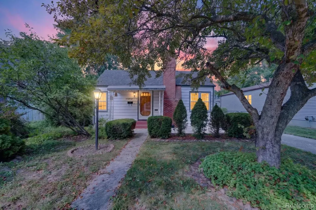 28805 Melvin Street Roseville City MI 48066