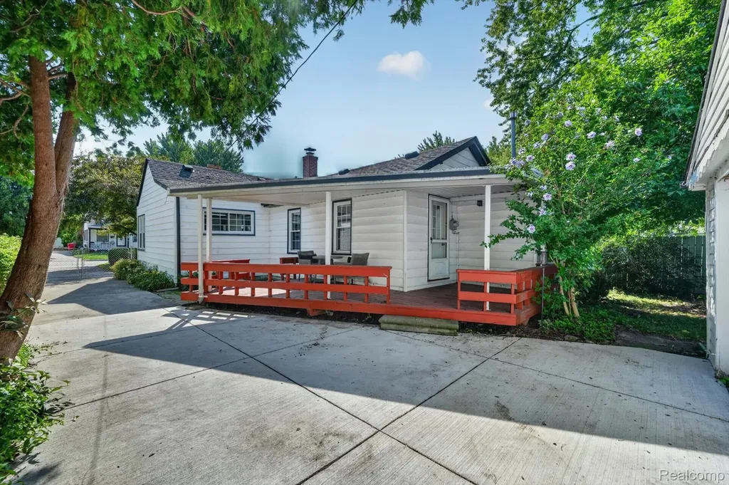 28805 Melvin Street Roseville City MI 48066
