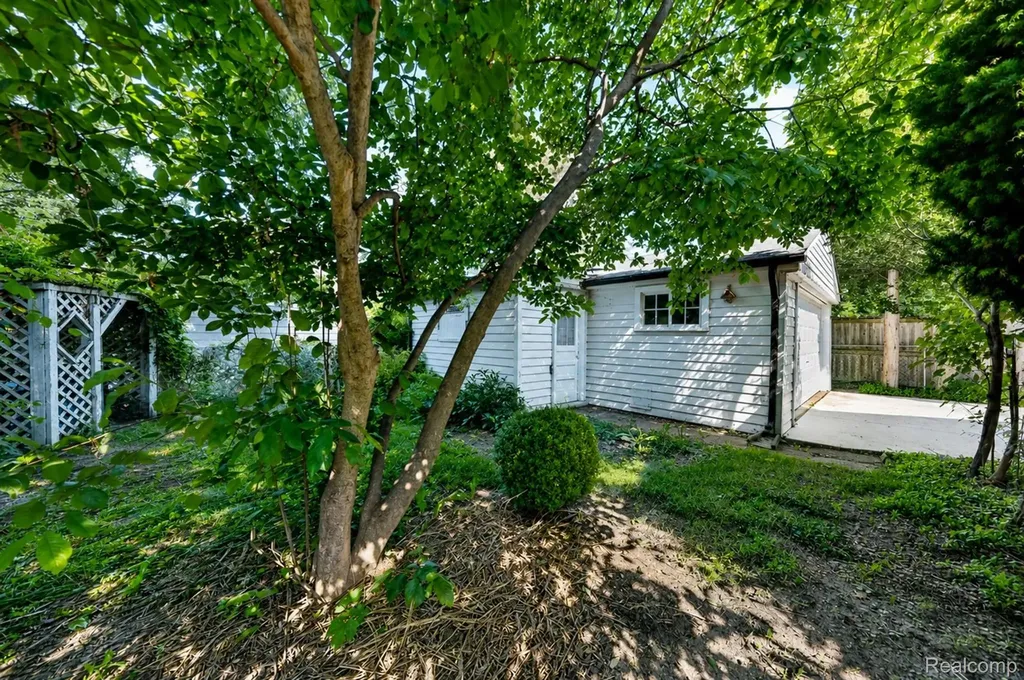 28805 Melvin Street Roseville City MI 48066