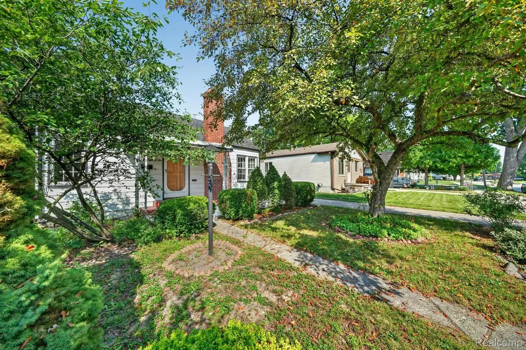 28805 Melvin Street Roseville City MI 48066