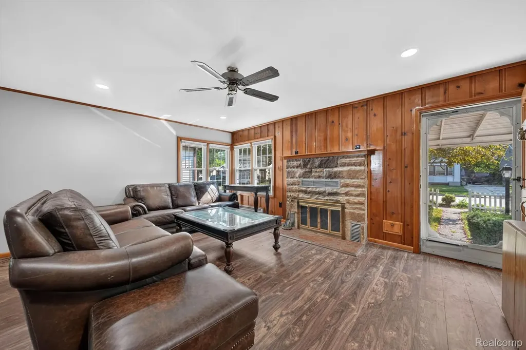 28805 Melvin Street Roseville City MI 48066