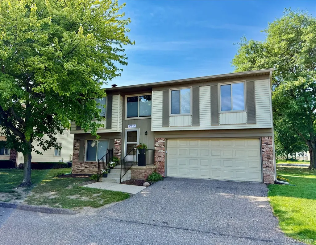 2952 Roundtree Drive Troy City MI 48083