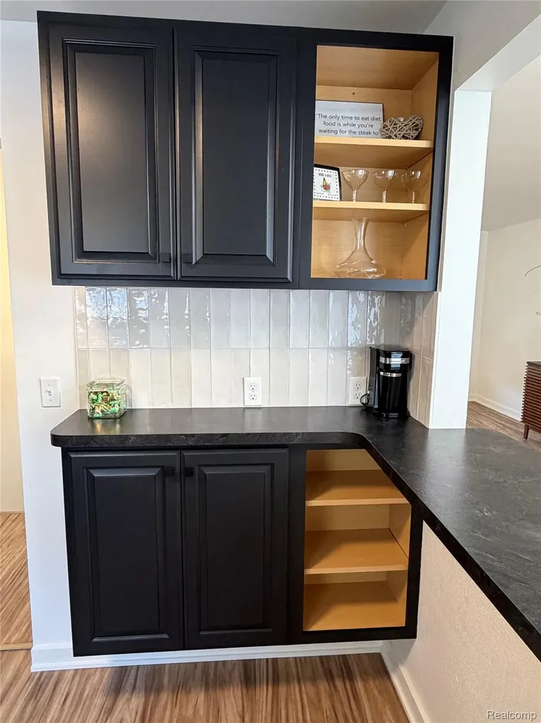 2952 Roundtree Drive Troy City MI 48083