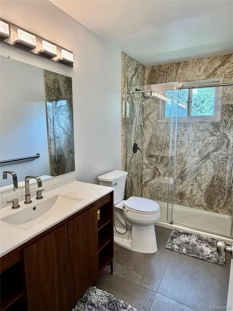 2952 Roundtree Drive Troy City MI 48083