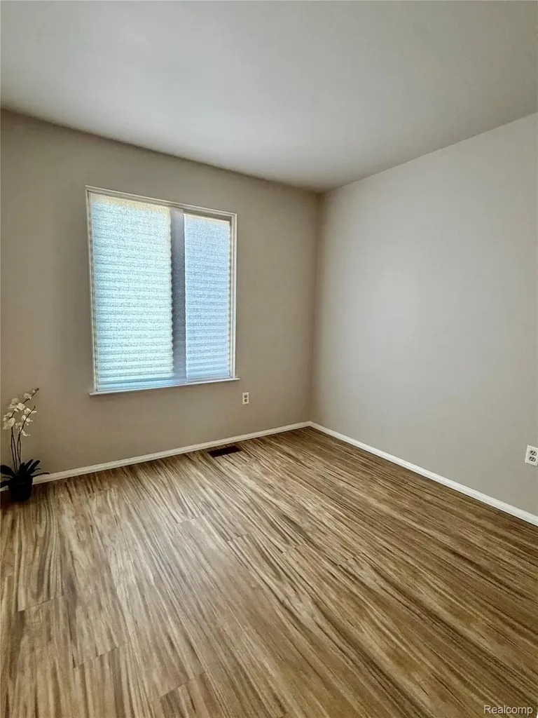 2952 Roundtree Drive Troy City MI 48083