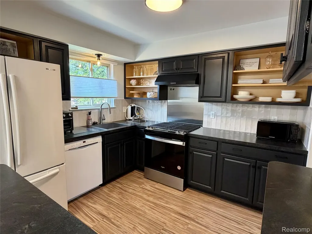 2952 Roundtree Drive Troy City MI 48083