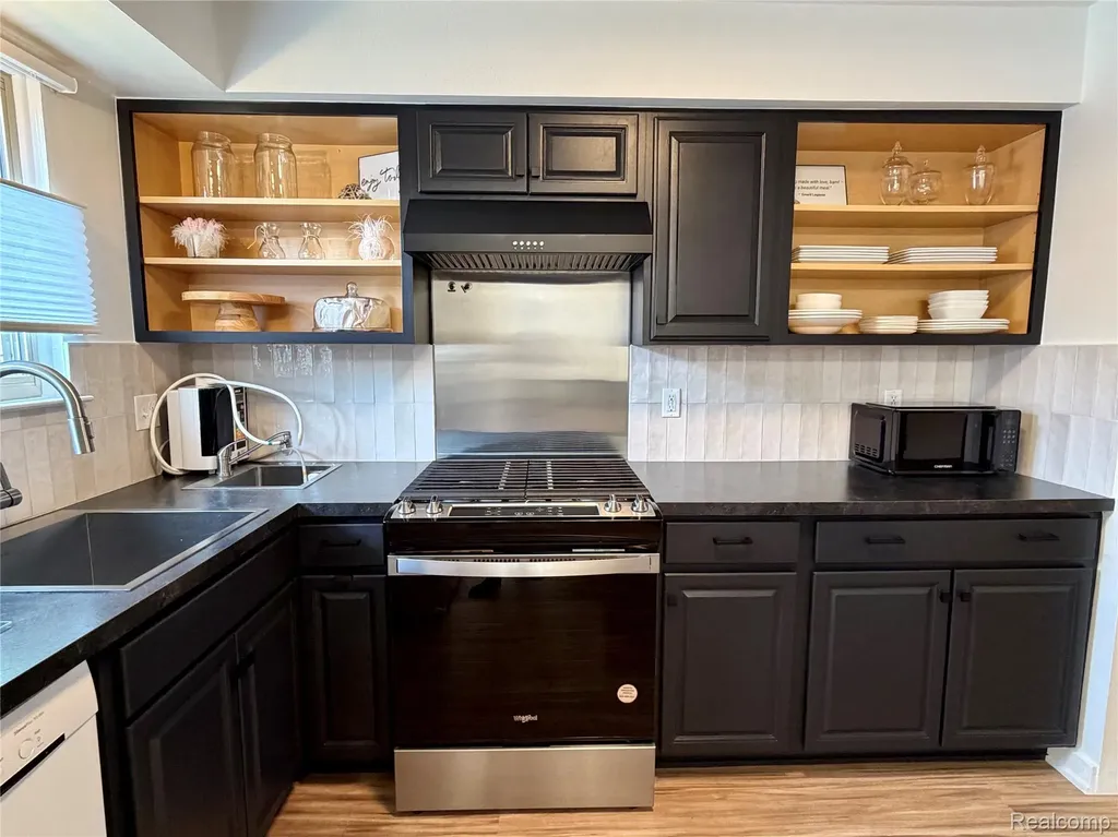 2952 Roundtree Drive Troy City MI 48083