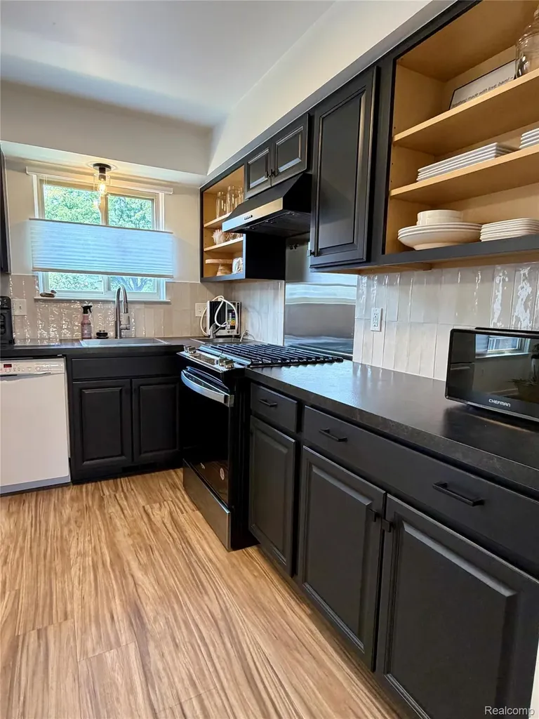 2952 Roundtree Drive Troy City MI 48083