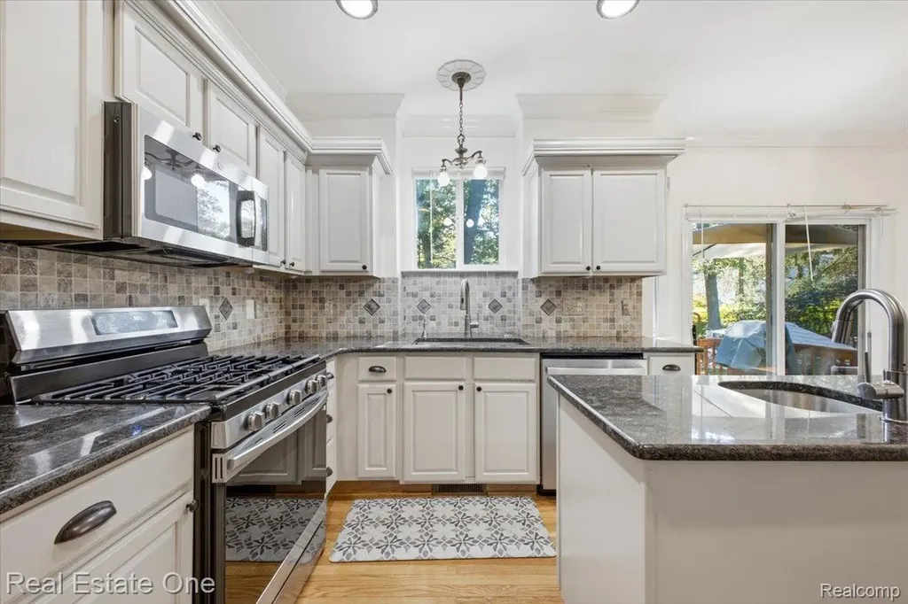 2475 Horace Street West Bloomfield Charter Township MI 48324