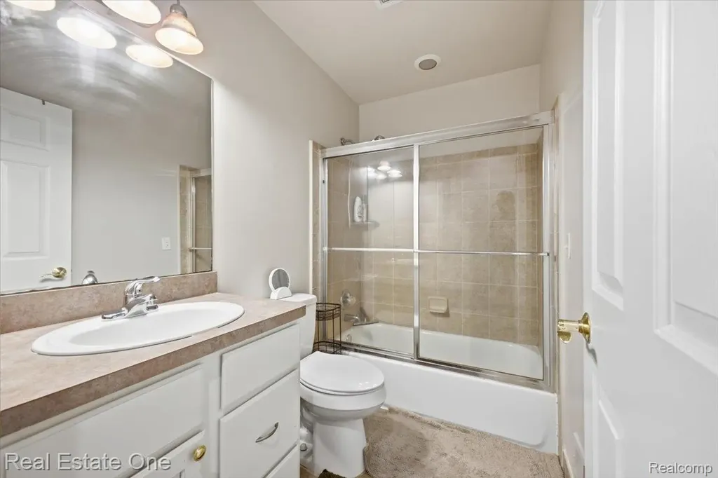 2475 Horace Street West Bloomfield Charter Township MI 48324