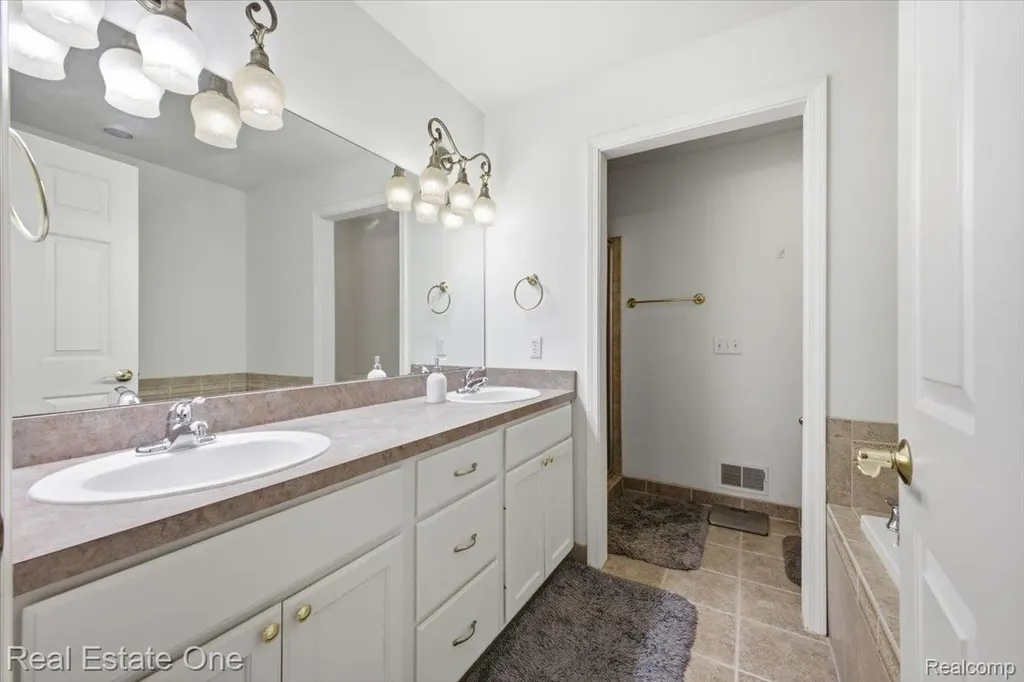 2475 Horace Street West Bloomfield Charter Township MI 48324