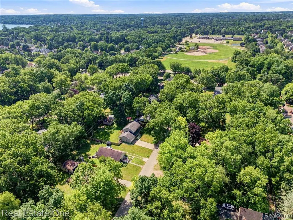 2475 Horace Street West Bloomfield Charter Township MI 48324