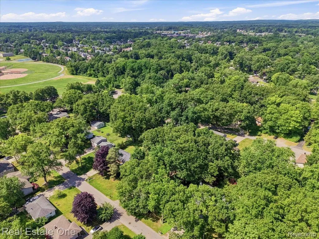 2475 Horace Street West Bloomfield Charter Township MI 48324