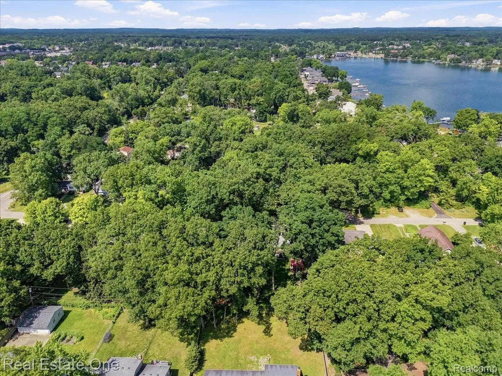 2475 Horace Street West Bloomfield Charter Township MI 48324