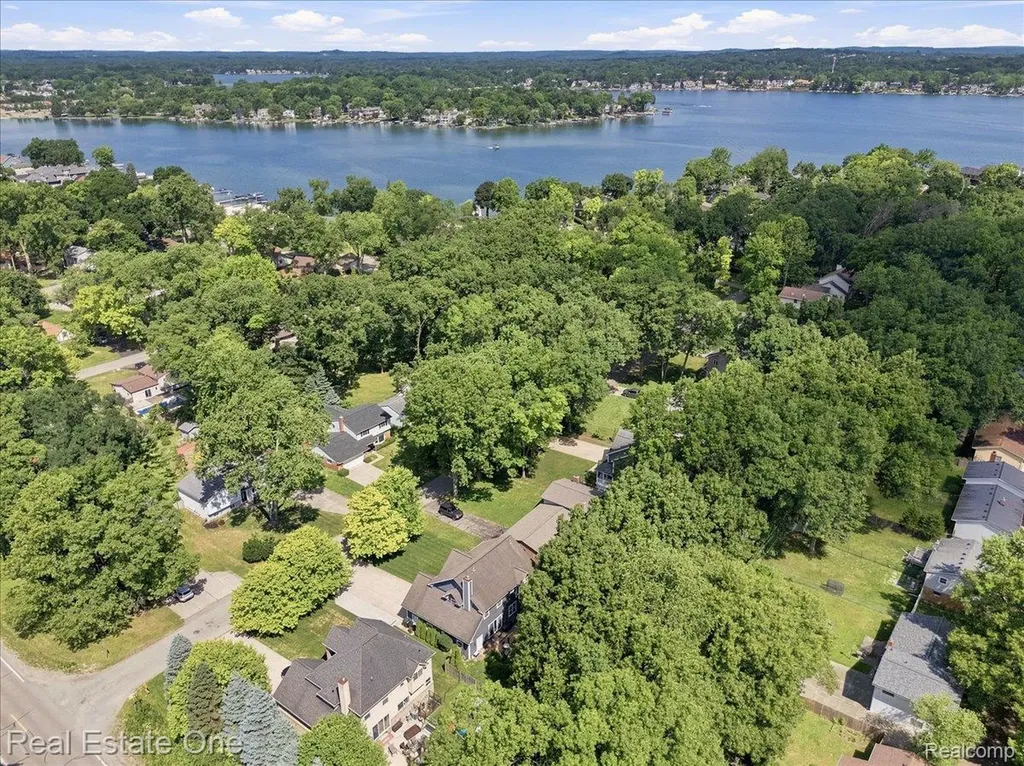 2475 Horace Street West Bloomfield Charter Township MI 48324