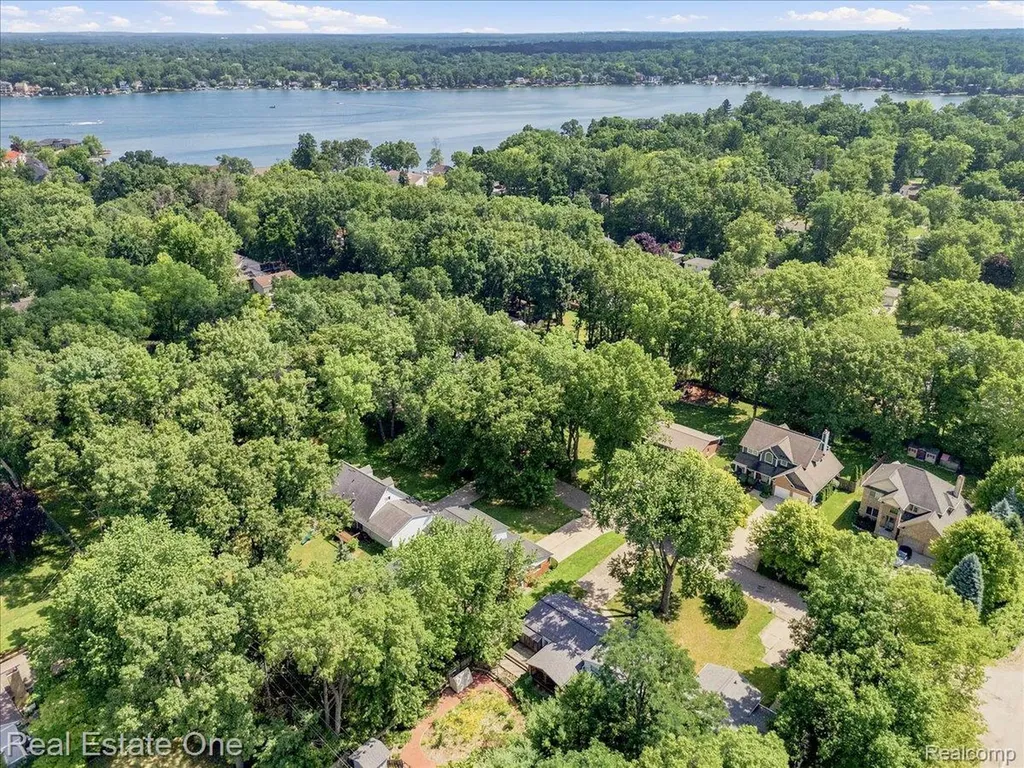 2475 Horace Street West Bloomfield Charter Township MI 48324