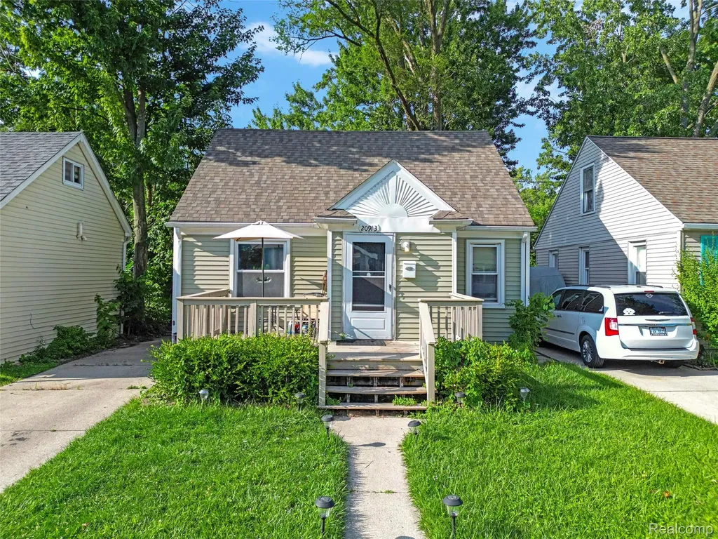 20913 Ridgemont Road Harper Woods City MI 48225
