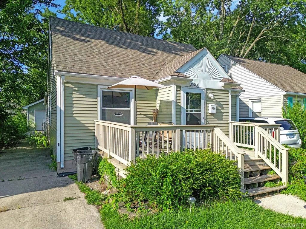 20913 Ridgemont Road Harper Woods City MI 48225